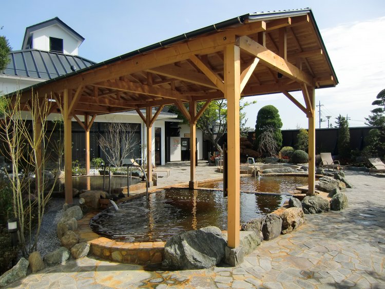 非加熱源泉かけ流しの浴槽。