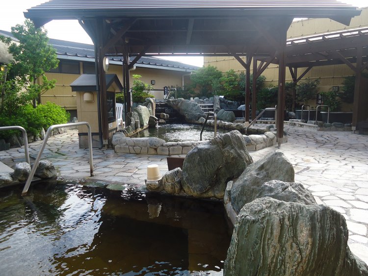 偶数日は女湯の、奇数日は男湯になる石の湯の露天風呂。