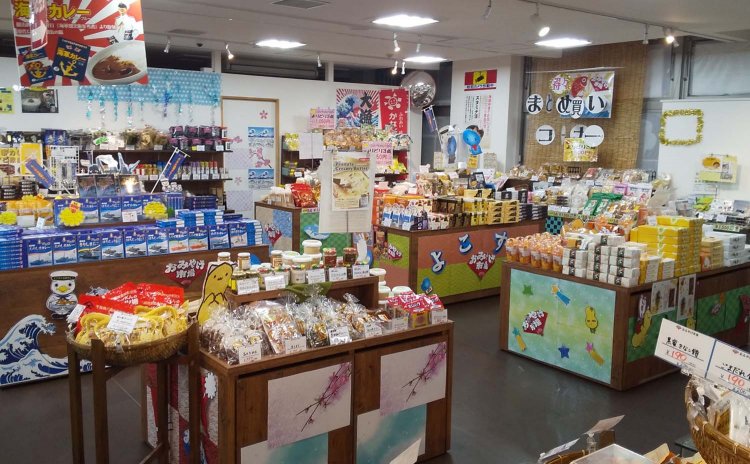 「おみやげ市場」に横須賀市の特産品を中心に勢揃いする。