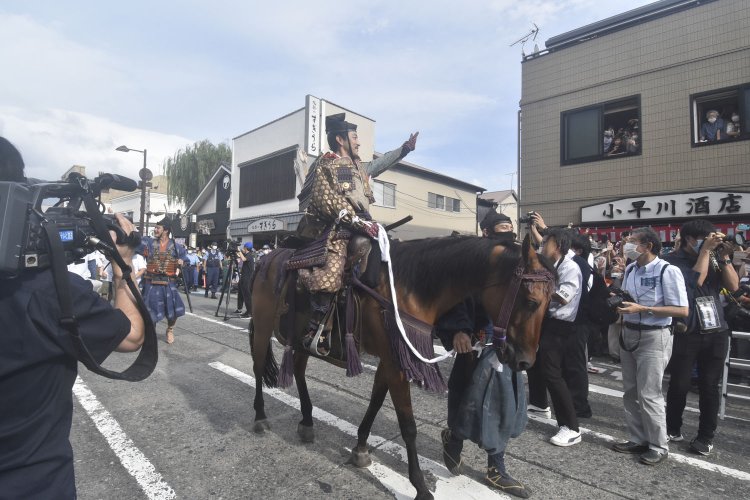 源範頼役の迫田孝也さんも、沿道の人々に盛んに手を振っていた。その後ろからは、薙刀を手にした仁田忠常役の高岸宏行さんが続く。