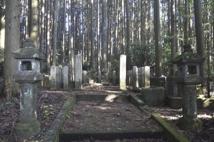 富士の巻狩りが行われた地に残る曽我兄弟の墓。この付近で仁田忠常が曽我祐成を討った。