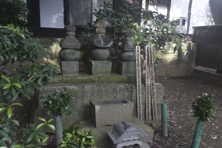 寺に隣接する仁田館に残る仁田三兄弟の墓。左から忠正、忠常、忠時。