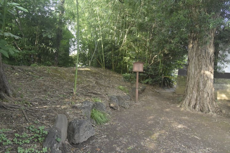 慶音寺との境に残る土塁。