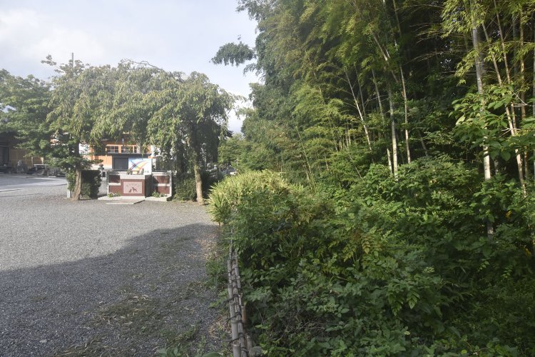 慶音寺側には水路となっている堀がある。