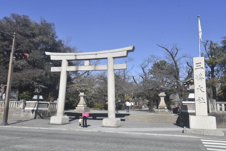 旧東海道に面していて、浮世絵にも描かれた三嶋大社の鳥居。