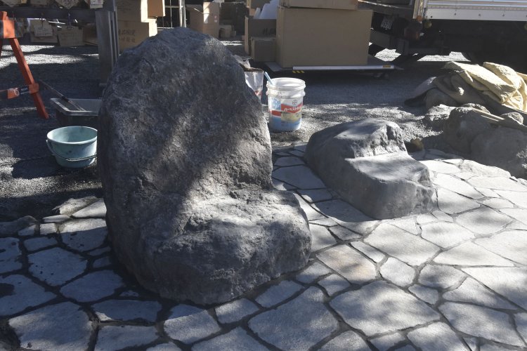 頼朝と北条政子が並んで腰掛けたと伝わる石。