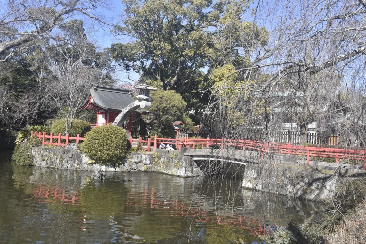 政子が勧請した厳島神社。神池に浮かぶ。