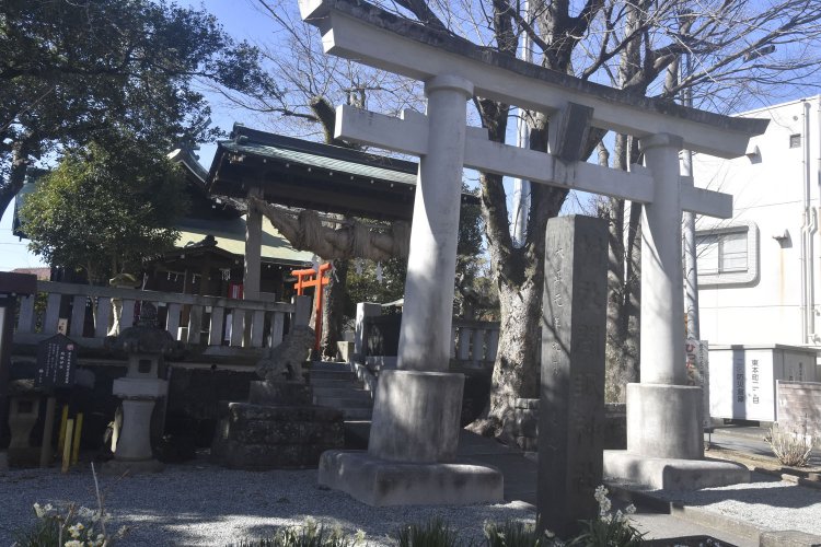 頼朝がしばし仮眠した地に建つ間眠神社。