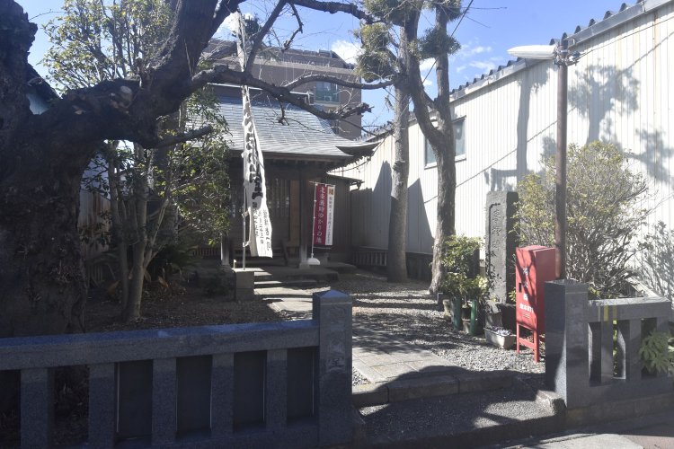 右側に見えるのが、大庭景親が誤って妻を討った地に建立された妻塚。