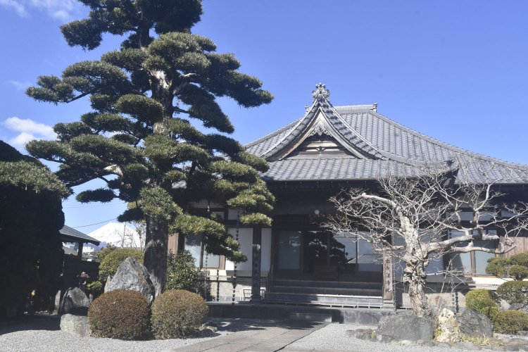 本堂の左側に富士山の雄姿が望める。