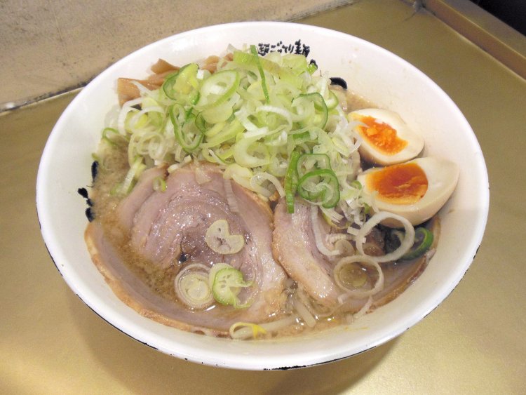 しょうゆ味玉ラーメン890円。スープはしょうゆ味のほか、みそ味、しお味、カレー味。