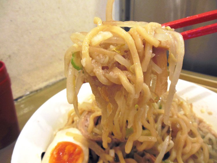 麺の太さは、細麺・中太麺・超極太麺の3種。中太麺と合わせると“ごってり”感を満喫できる。