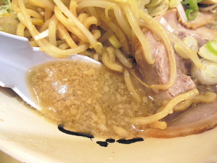 背脂の量は、控えめのさっぱり、多めのごっつ（これが普通）、超多めのごてごてから選ぶ。