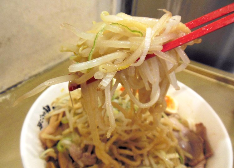 ゆでもやしとねぎをスープにしっかり浸して、麺といっしょにほおばると旨さ倍増！