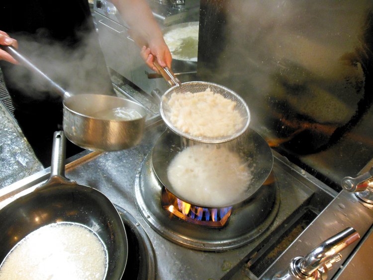 最高級国産豚の背脂をチャッチャ！　これを「背脂をたたく」というらしい。