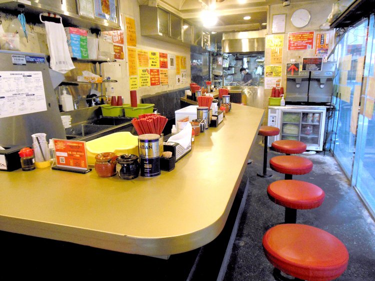 カウンターのみ13席。時間帯を問わず、ひっきりなしにお客さんが来店する。