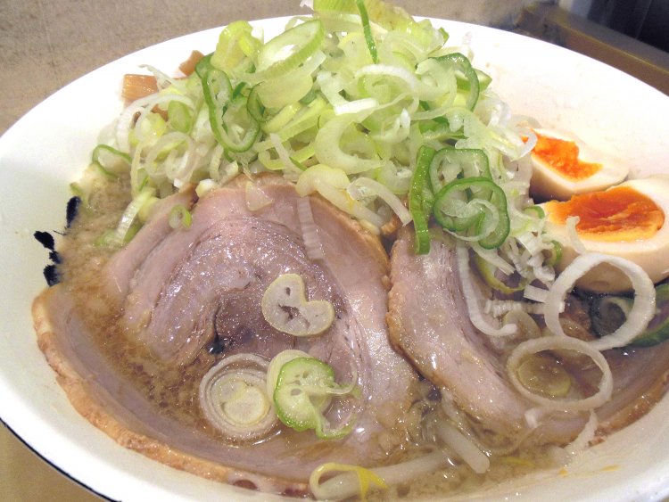 しょうゆ味玉ラーメン890円。スープはしょうゆ味のほか、みそ味、しお味、カレー味。