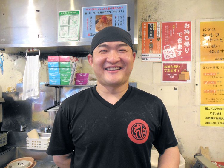 「背脂“ごってり”がウリですが、女性の方もよく食べに来てくれます」と店長の鄭祖銘さん。