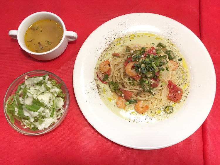 えびとオクラの冷製スパゲティ～そら豆のポタージュソース。クリームソースの具材は定期的に変わるそう。