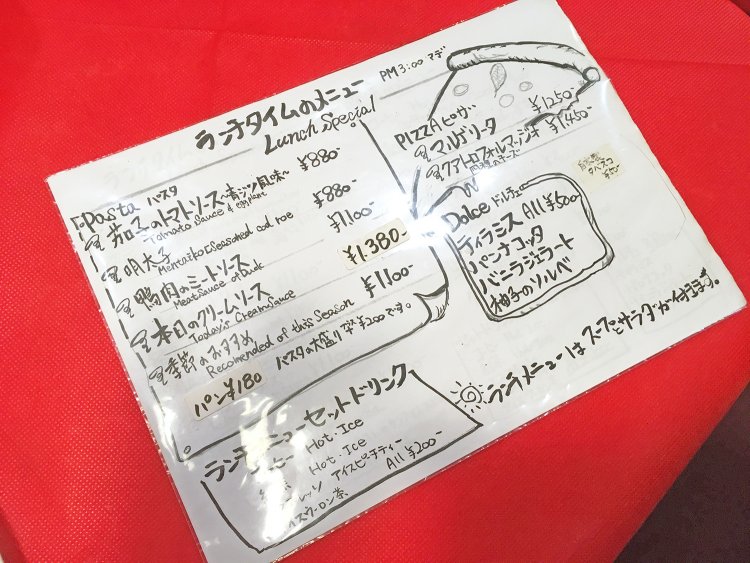 ランチでは鴨肉のミートソースも人気。ランチメニューにはスープとサラダが付く。本日のクリームソースは手書きボードでチェックしよう。