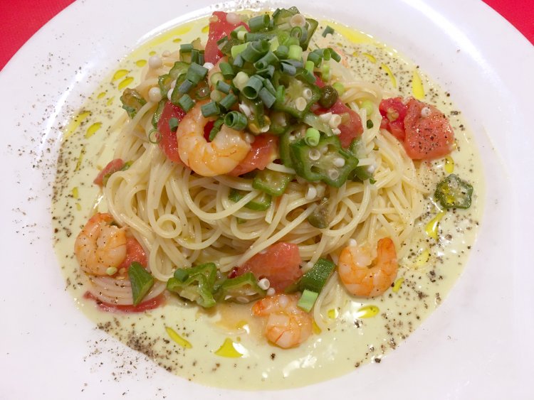 最初に混ぜ混ぜは禁物。上下のソースを自然にからませて食べよう。