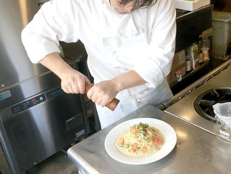 手際よくパスタを盛り付ける料理長。盛り付け方にもこだわりがある。