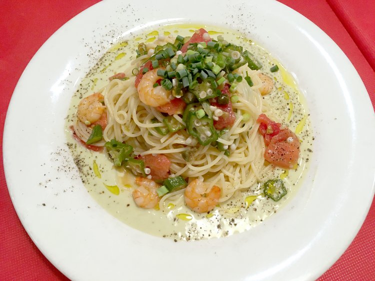 えびとオクラの冷製スパゲティ～そら豆のポタージュソース1380円。スープとサラダ付き。