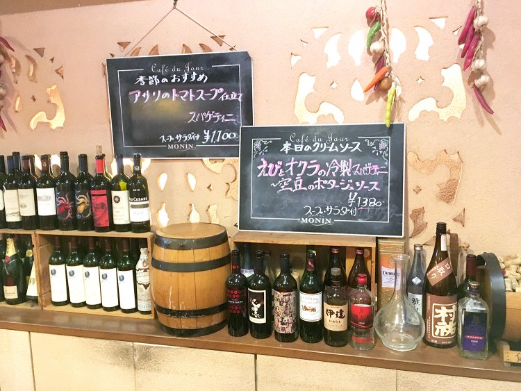 ワインボトルと手書きボードが並ぶ。