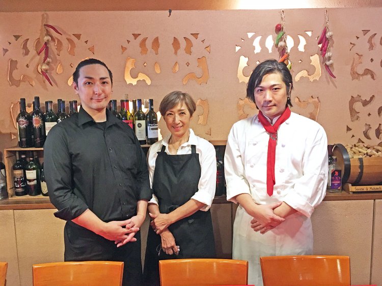 右から料理長の智大さん、母親でホール担当の智江さん、弟でソムリエの裕生さん。アットホームな雰囲気で暖かく迎えてくれる。