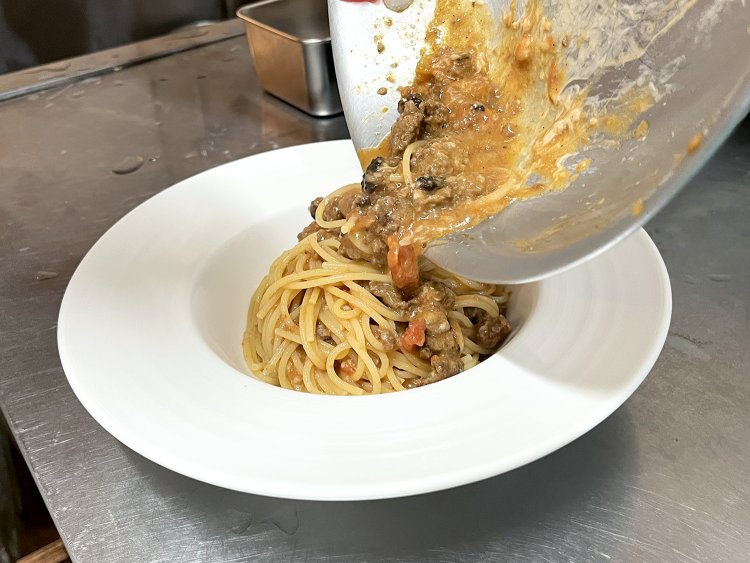 ソースがパスタによく絡んでいる。チーズたっぷりゴロッとミートソースとしてもメニューに存在している。