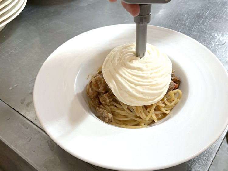 パスタを覆い隠すように4種のチーズと生クリームのエスプーマがたっぷり。