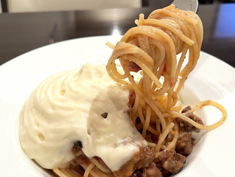 濃厚なミートソースに、コクのあるチーズと生クリームのエスプーマが絡んで、うーん。ボーノ、ボーノ！