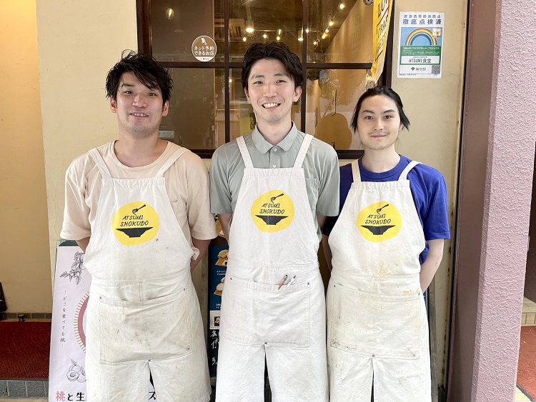 左から、料理長の三浦徹さん、店主の三浦賢さん、アルバイトの舜くん。