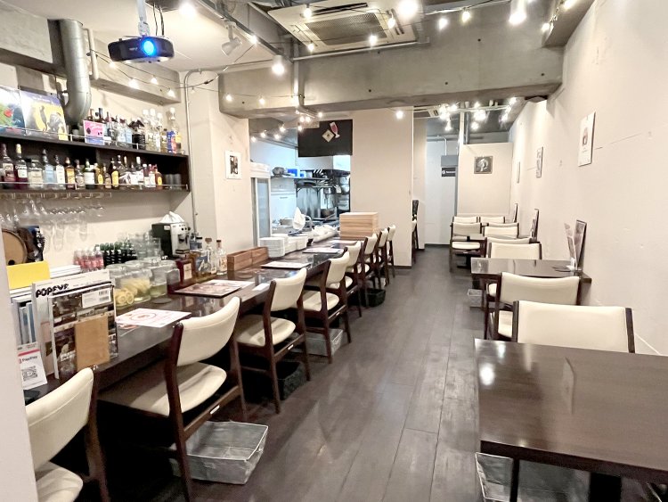 白と木目調の店内。ひとりでもリラックスしながら食事ができる空間だ。