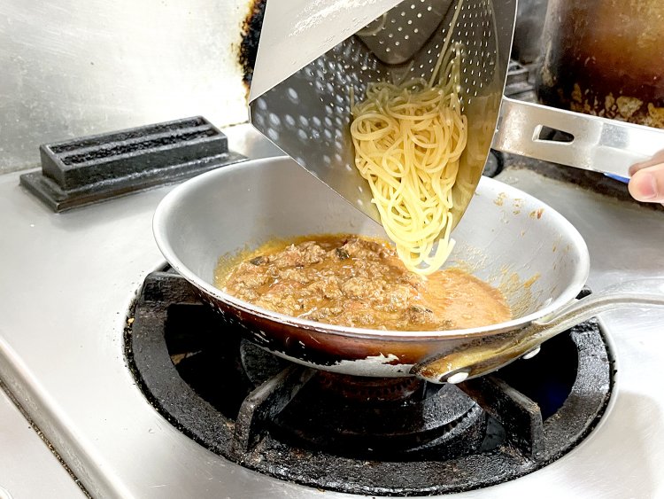 ゴロゴロした大きめの豚ひき肉やトマトの果肉がありがたい。