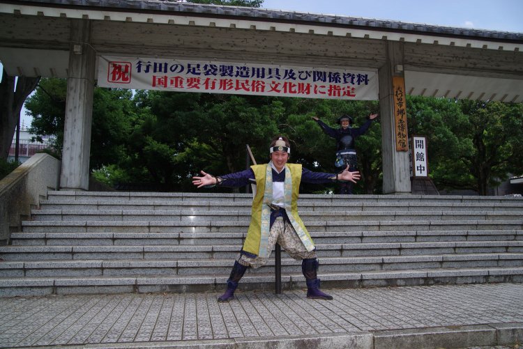 『行田市郷土博物館』の前。