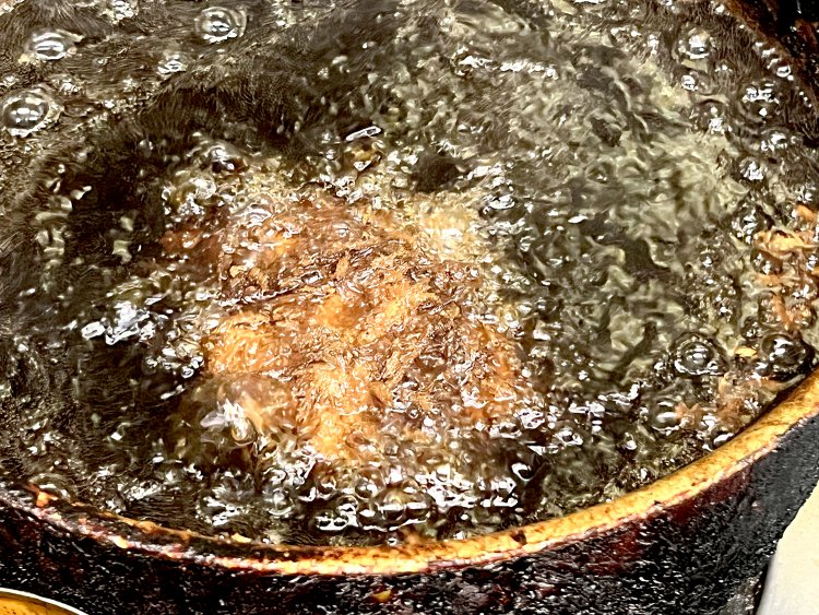 ラードの海にどっぷりと浸かりカラリと揚げられるメンチカツ！