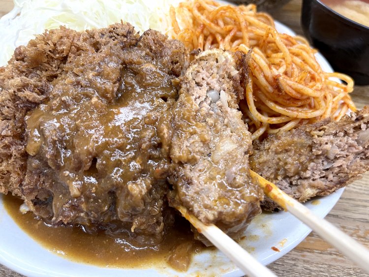 箸でつまむと溢れんばかりのアツアツ肉汁地獄！