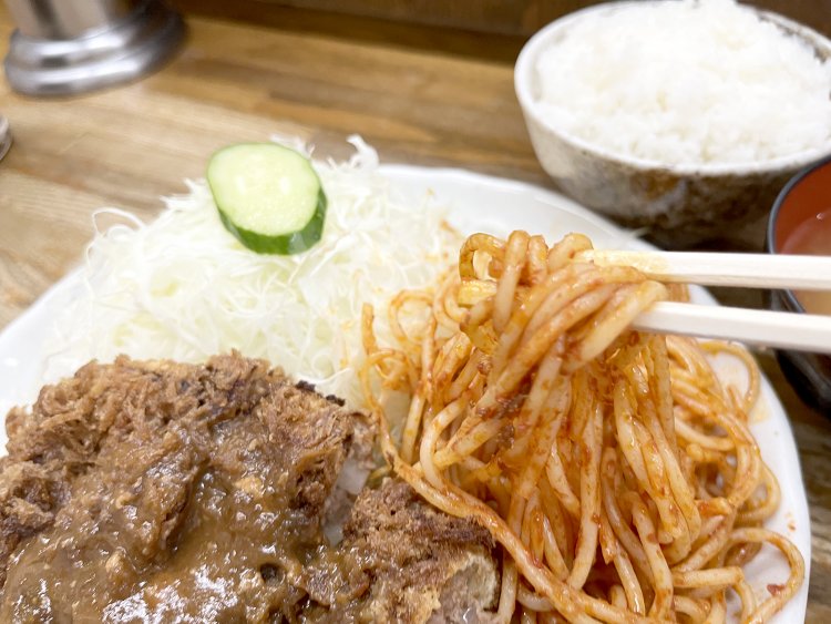 真っ赤なナポリタン。ケチャップの甘酸っぱさが再びメンチカツへの食欲につながる。