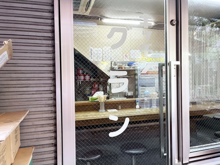 入り口は白山通り側と路地側2カ所ある。