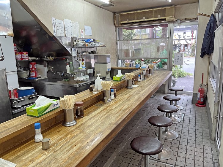 周囲の店舗との交流もさかんで、近隣の店のスタッフがアイドルタイム中は入れ替わり立ち替わり挨拶にやってくる。