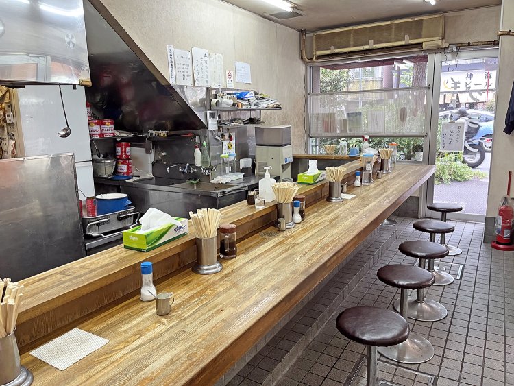 カウンターは11席。カウンターやイスにも味わいがある。