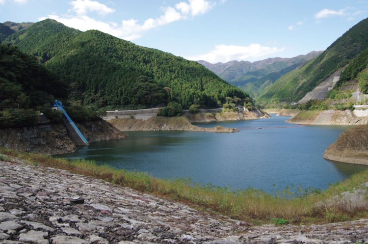 入間川の支流、有間川に1986年にできたロックフィル形式の有馬ダム。それによって名栗湖が出現した。