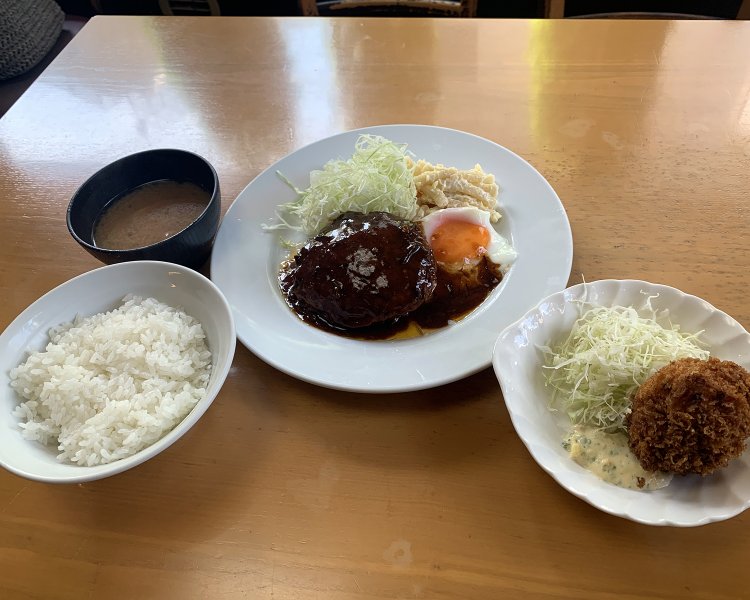 半数以上のお客さんが注文するという黒毛和牛のハンバーグとシーフードクリームコロッケ1390円。味が混ざらないようにハンバーグとコロッケが別皿になっているのが嬉しい。