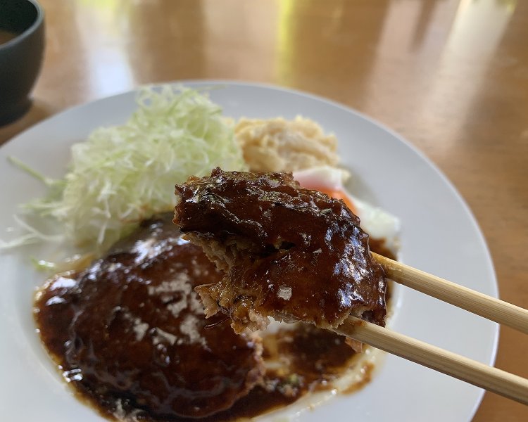 黒毛和牛を使用することで深みのある味わいになるハンバーグは箸で切ると肉汁が……！付け合わせのマカロニサラダも手作りなのが嬉しい！