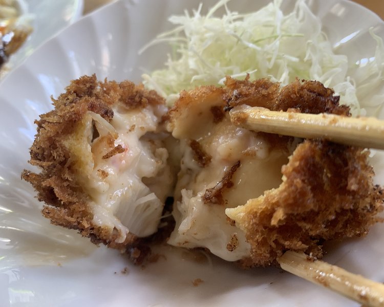 ゴツゴツした見た目のシーフードクリームコロッケの中には、ホタテやカニ、エビなどのシーフードがてんこ盛り。もちろんご飯との相性もばっちりだ。