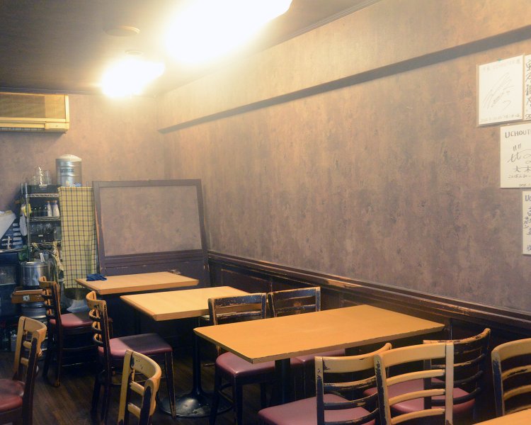 店内の様子。昔ながらの洋食屋といった風情の店内だが、席数は全部で30席ほど。