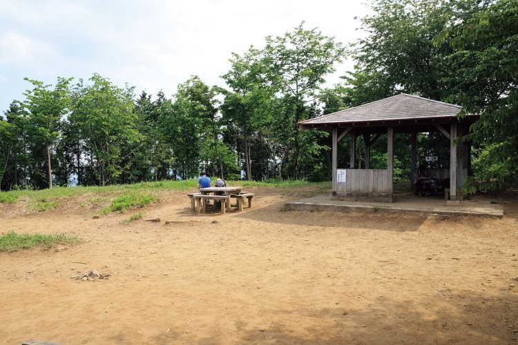 棒ノ嶺山頂は広く東屋もある。