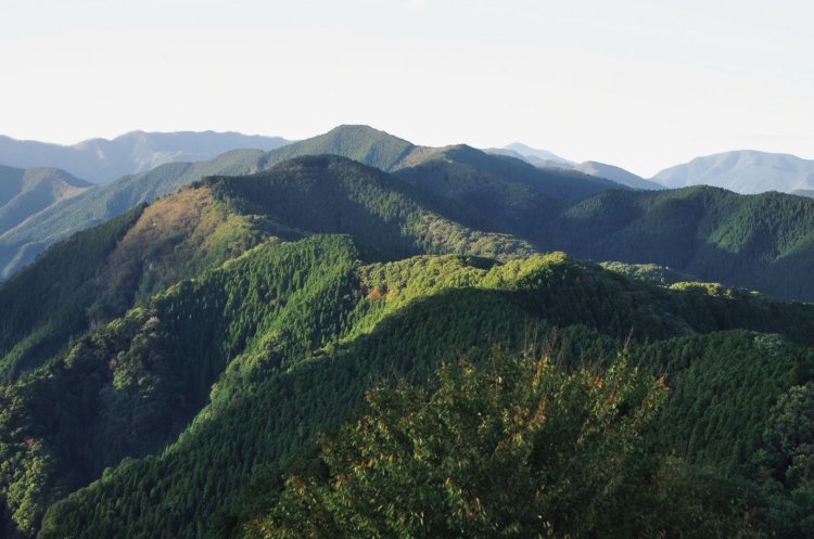 岩茸石山から縦走してきた山々を振り返る。中央の高い山が棒ノ嶺になる。西側の展望もあり、雲取山もかすかに見える。