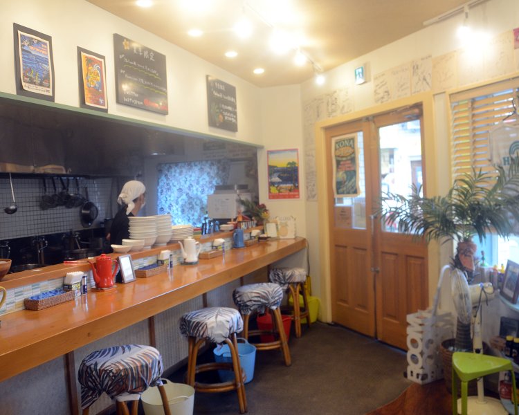 「一般的なラーメン屋っぽくはしたくなかった」という古川さんの思いもあり、お店はまるでカフェのよう。カジュアルな雰囲気は女性客にも好評だ。